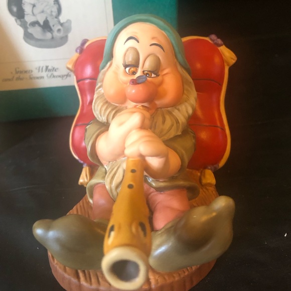 Sleepy zzzzzz fine porcelain figure playing fish flute pipe by Walt Disney - Picture 2 of 10